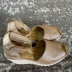 Women’s Fly London Yake Rose Gold Wedges